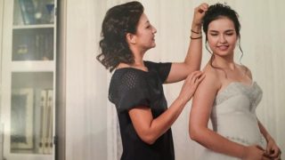 Gulbahar Haitiwaji aiuta sua figlia Gulhumar a prepararsi per il matrimonio a Parigi nell'agosto 2016