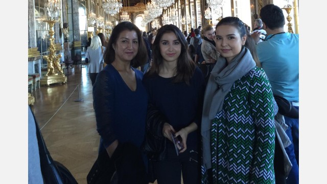 Gulbahar con le figlie Gulnigar (al centro) e Gulhumar (a destra) nel castello di Versailles nel 2015
