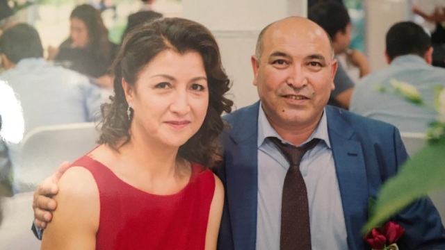 Gulbahar e suo marito Kerim a Parigi poco prima della partenza per lo Xinjiang nel 2016