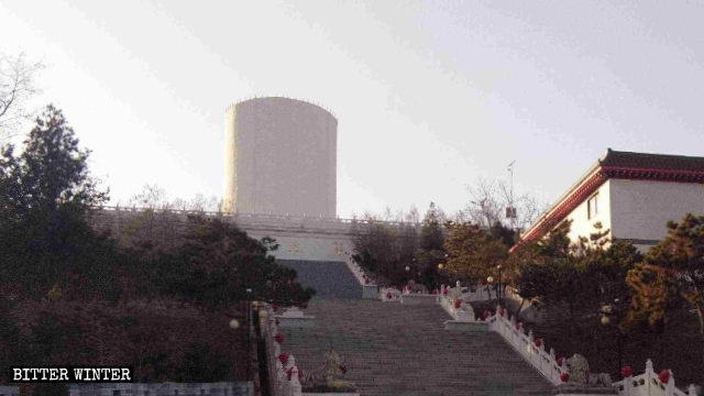 La statua del Buddha sul Monte Jiuhua del tutto coperta a lavori ultimati