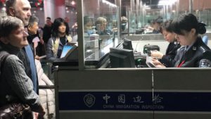 Gli stranieri stanno lasciando il paese