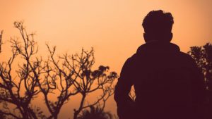 Un uomo angosciato e depresso