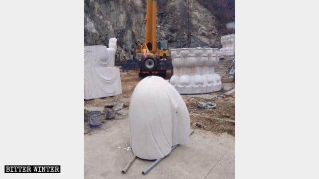 La statua di Guanyin a pezzi