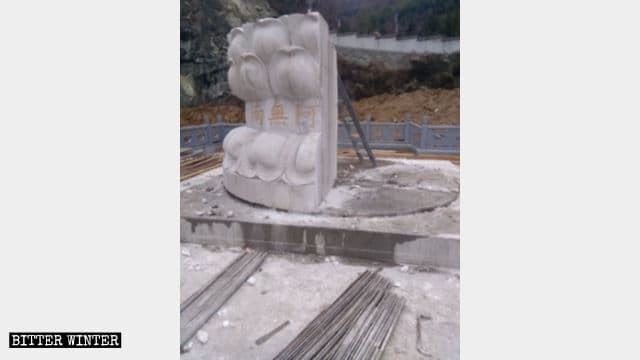 La statua di Guanyin completamente demolita. Ne rimane solo il basamento