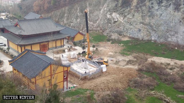 La statua di Guanyin viene demolita