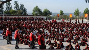Studenti presso una scuola di arti marziali Shaolin.