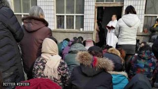 Un sacerdote celebra la Messa all'aperto