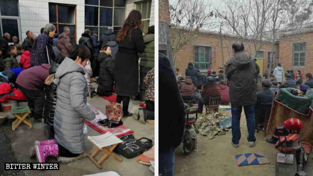 I membri della comunità assistono alla Messa nel cortile