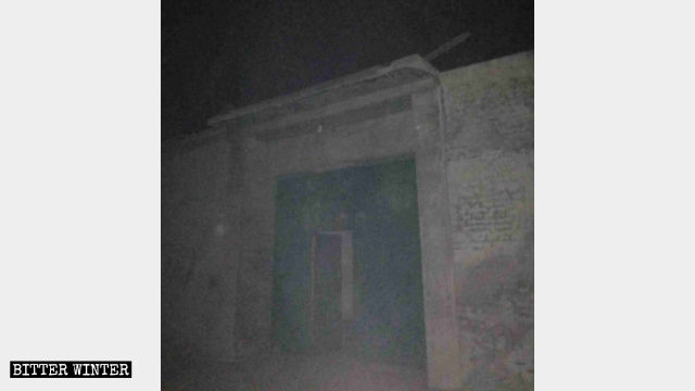 Fedeli al buio all'ingresso della chiesa, la Vigilia di Natale