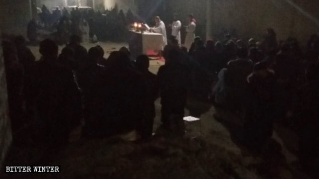 i fedeli partecipano a una Messa