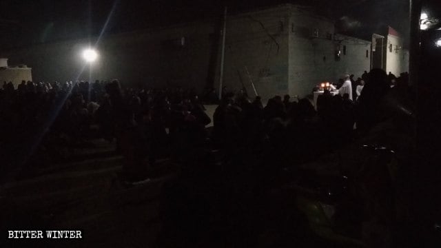 Una Messa all'aperto nel villaggio di Donglu