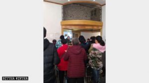Un incontro di fedeli in un edificio bifamiliare