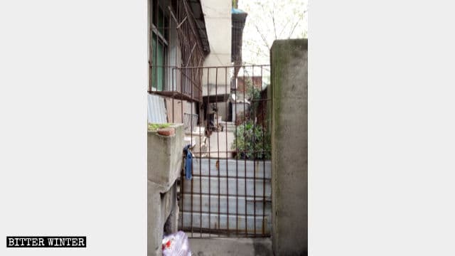 Lo stretto passaggio fuori dalla casa di un fedele
