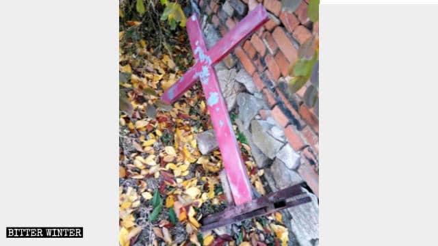 La croce è stata tolta dal luogo di incontro della chiesa delle Tre Autonomie