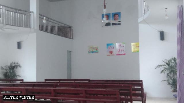 I ritratti di Mao Zedong e Xi Jinping sono stati collocati in una chiesa delle Tre Autonomie