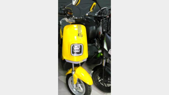 Scooter elettrici in attesa dell'installazione dei dispositivi di localizzazione