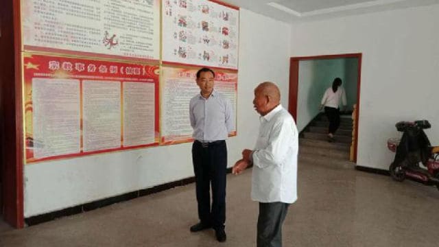 Un funzionario sta ispezionando un luogo religioso