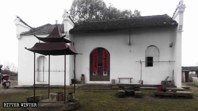 un tempio buddhista è stato dipinto di bianco