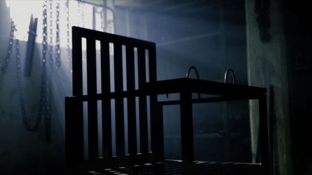 Sedia e strumento di tortura in una stanza per gli interrogatori segreta.