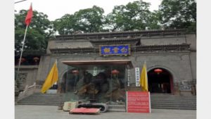 La bandiera nazionale è stata innalzata di fronte al Tempio Baiyun