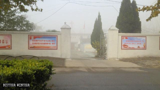 Proclami politici del Partito esposti su entrambi i lati dell'ingresso di una chiesa nella città di Huaibei