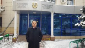Serikzhan Bilash fuori dal tribunale (fotografia fornita dal volontario/giornalista Qiao Na di RFA)