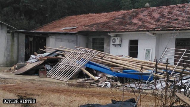 Anche la casetta di fortuna costruita accanto all'abitazione di un fedele del posto è stata demolita