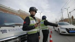 La polizia verifica i documenti d'identità