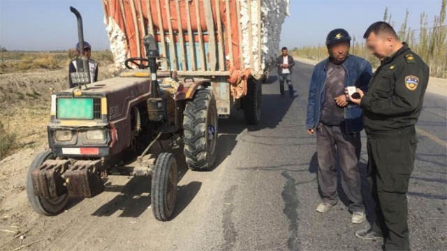 La polizia controlla la strada