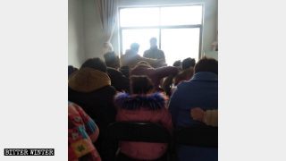 I fedeli organizzano un incontro in un luogo di riunione della Chiesa domestica nel sotto-distretto Xincheng