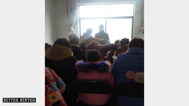 I fedeli organizzano un incontro in un luogo di riunione della Chiesa domestica nel sotto-distretto Xincheng