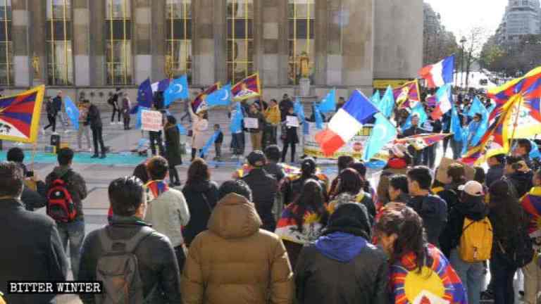 La simostrazione in Place du Trocadéro a Parigi