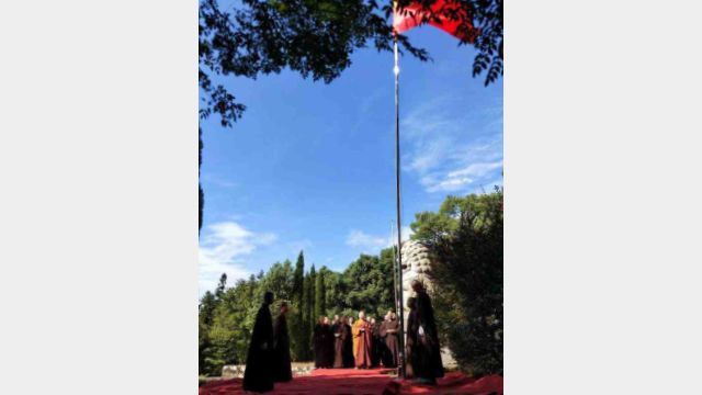 I monaci del tempio Wanshan nella città di Lushan, nello Jiangxi mentre partecipano alla cerimonia dell’alzabandiera