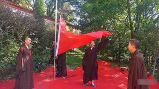 I monaci del tempio Wanshan nella città di Lushan, nello Jiangxi mentre partecipano alla cerimonia dell’alzabandiera