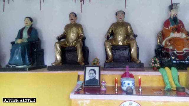 Statue di Mao Zedong, Sun Yat-sen, il primo presidente provvisorio della Repubblica di Cina, e di sua moglie, Soong Ching-ling, collocate all'interno del tempio Tianbao nella città di Jiujiang