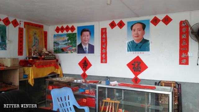 Ritratti di Mao Zedong e Xi Jinping nel tempio Qingfeng a Hengxi un villaggio nella contea di Qingliu nel Fujian