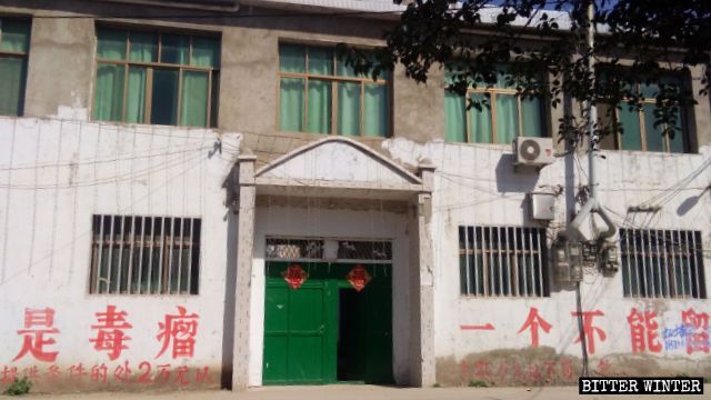 La chiesa centrale del borgo di Wolong è stata chiusa e ora entrambi i lati dell'ingresso campeggiano slogan del PCC