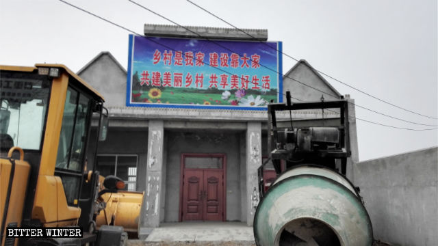 Le parole "Chiesa cattolica" sono state nascoste da un cartello con scritto "La campagna è la mia casa"
