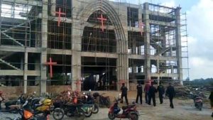 Il personale addetto alla demolizione entra nella chiesa