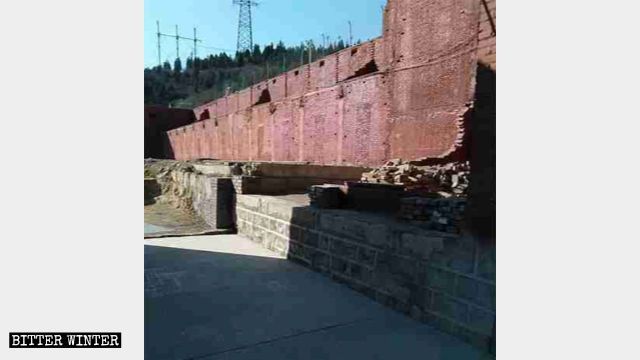 Degli edifici demoliti restano solo le mura 
