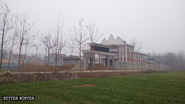 Le autorità, dopo aver preso possesso dell’edificio con la forza, ne hanno bloccato l'ingresso, ammassandovi dei cumuli di terra