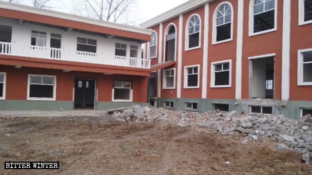 Il cortile della True Jesus Church completamente devastato