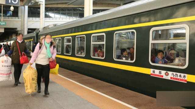 Persone che si imbarcano sul treno