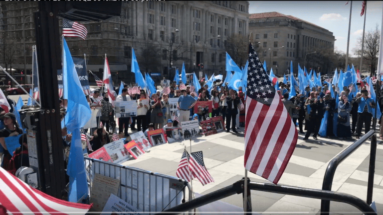 La folla alla manifestazione