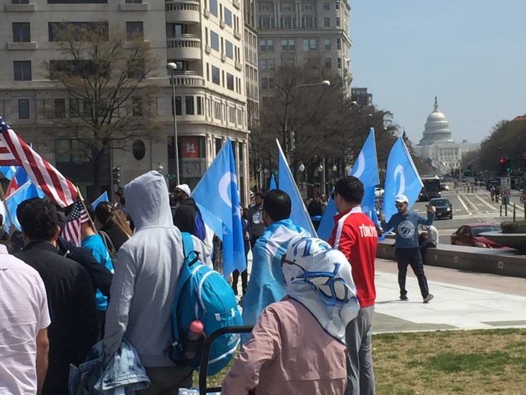 Uiguri e sostenitori raggiungono la manifestazione