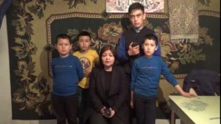 L’avvocato Umarova con alcuni bambini