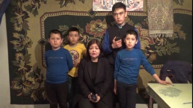 L’avvocato Umarova con alcuni bambini "orfani"