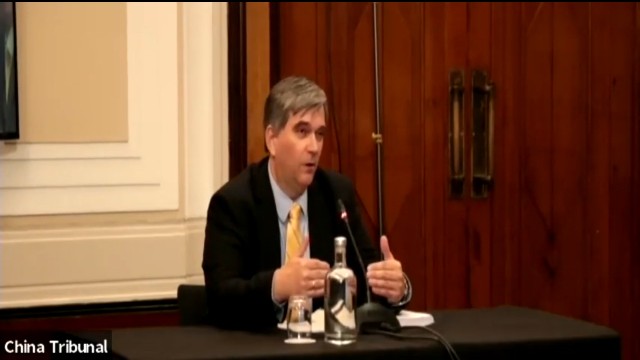 Il dottor Torsten Trey, direttore esecutivo di Doctors Against Forced Organ Harvesting, fornisce prove al tribunale