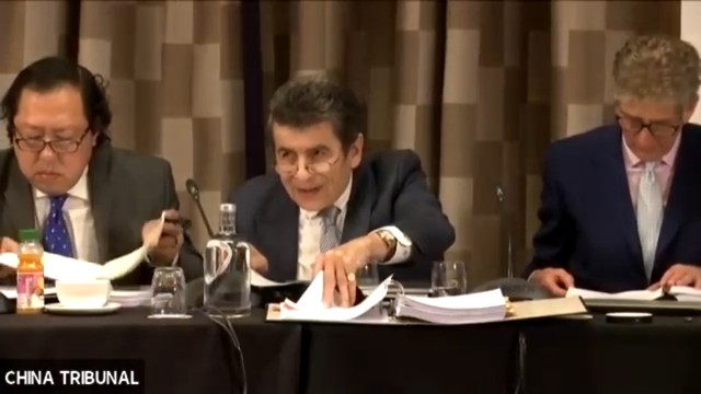 L’avvocato della corona Sir Geoffrey Nice presiede il Tribunale. Alla sua destra, Andrew Khoo, avvocato malese e difensore di fama internazionale dei diritti umani, alla sua sinistra Nicholas Vetch, un uomo d'affari con particolare interesse per i diritti umani