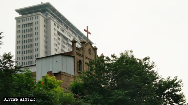 La chiesa delle Tre Autonomie nel villaggio di Miaonan prima della demolizione